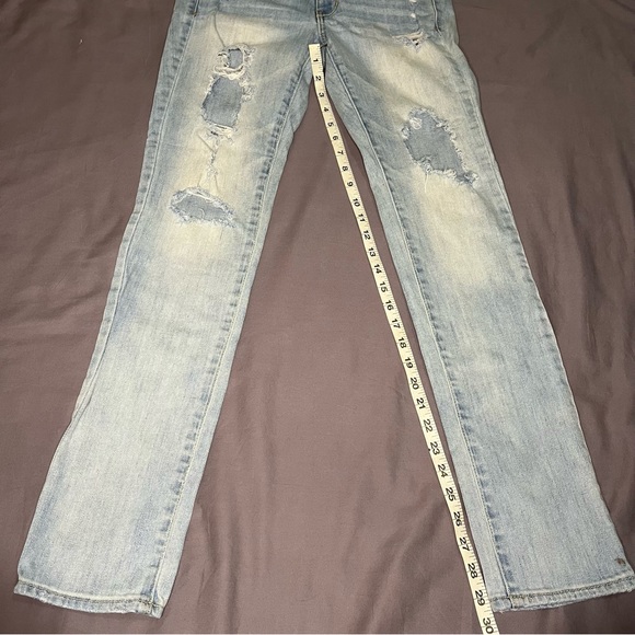 American Eagle size 4 skinny stretch light wash jeans w/ holes on the front - Picture 7 of 7